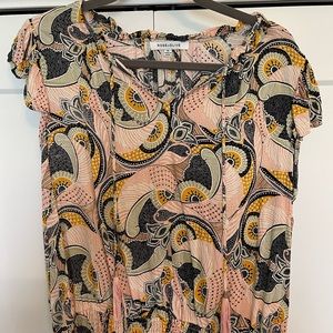 Women’s short sleeve blouse with elastic waist. Size XL.